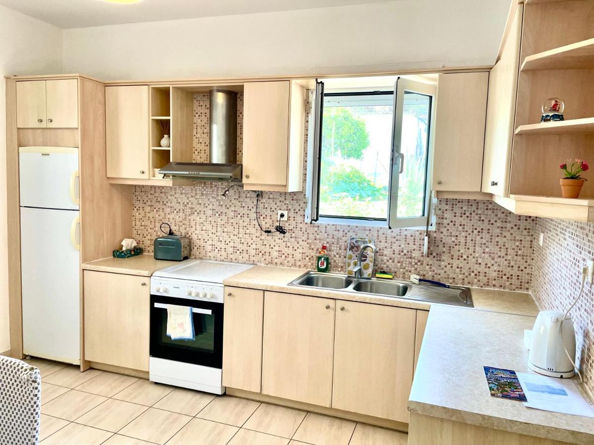 Menelaos Apartments Аделианос Кампос Екстериор снимка